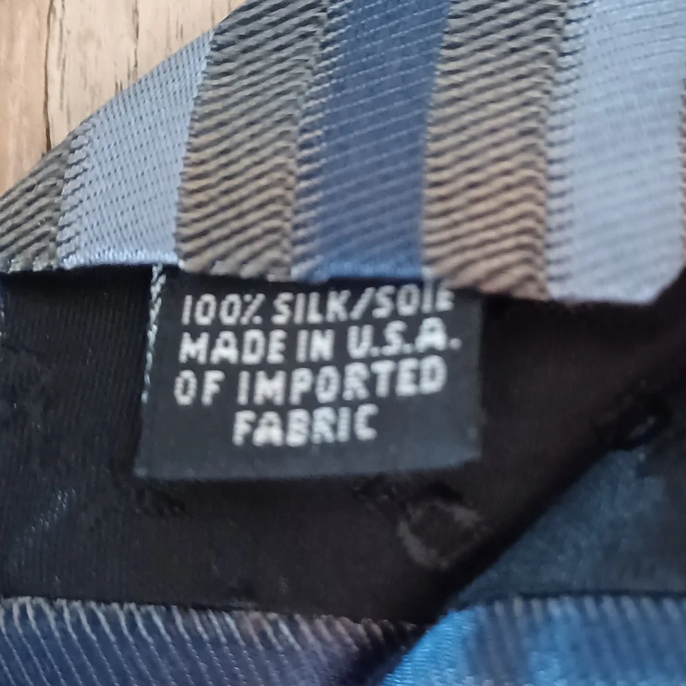 MEN'S DKNY STRIPED SILK TIE